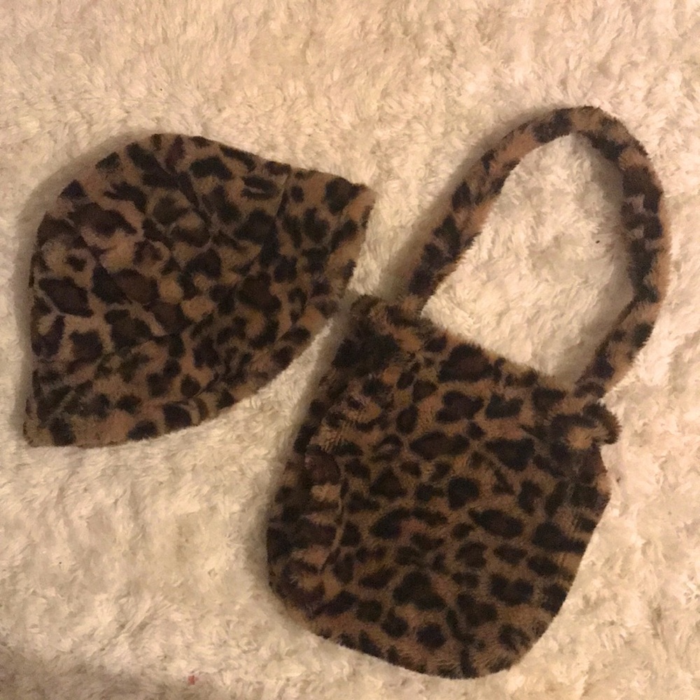 Bucket hat and shoulder bag